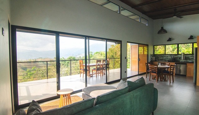 Safe, comfortable, peaceful and quiet, spectacular view, 7min from main road.