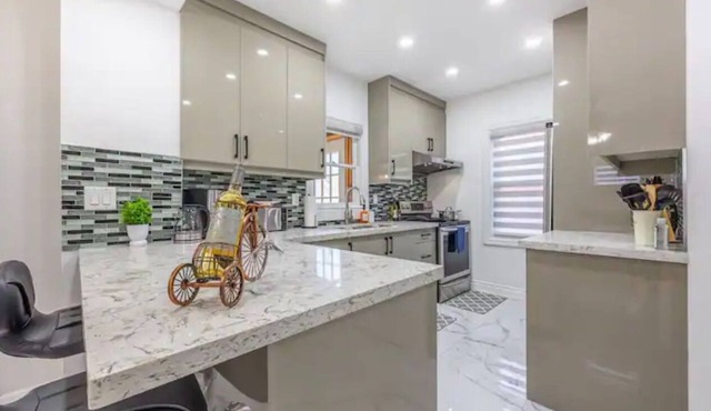 Safe Haven*Backyard*Sunroom*Free Parking* 5 minutes to Falls