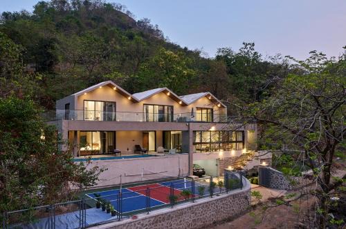 SaffronStays Pickle & Play