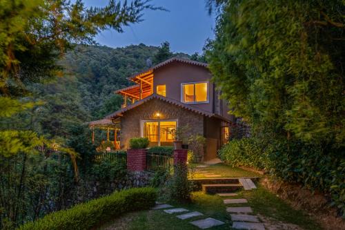 SaffronStays Plaksha - 2BR pet-friendly homestay with Himalayan views, verandah dining & bonfire near Chauli ki Jali