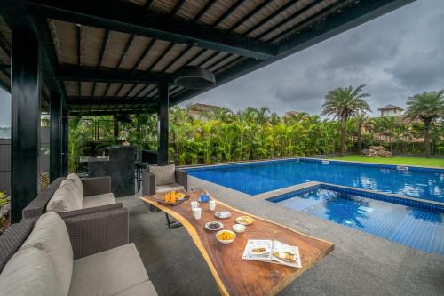 SaffronStays Three Palm Villa -7-BR villa with pool, jacuzzi, gazebo bar & lawns for celebrations in Lonavala