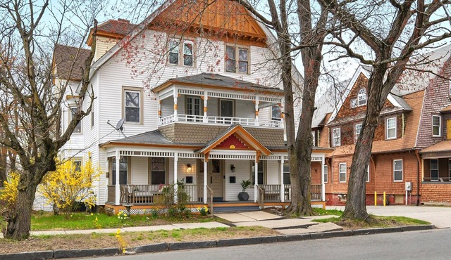 Saint James Manor - Sleeps 24 in Style & Comfort with Parking