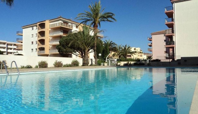 Sainte-Maxime : Studio cabine avec piscine, parking, climatisation et terrasse - FR-1-226-294