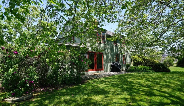 Sakonnet Point water view home with 8 minute walk to idyllic private beach