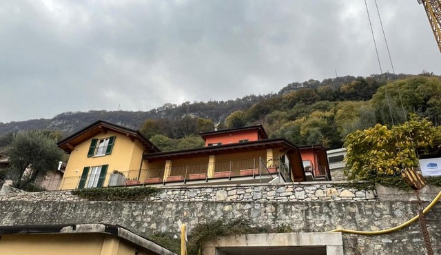 SALA COMACINA APARTMENT NO 1-SLEEPS 10 by Italian Apartments