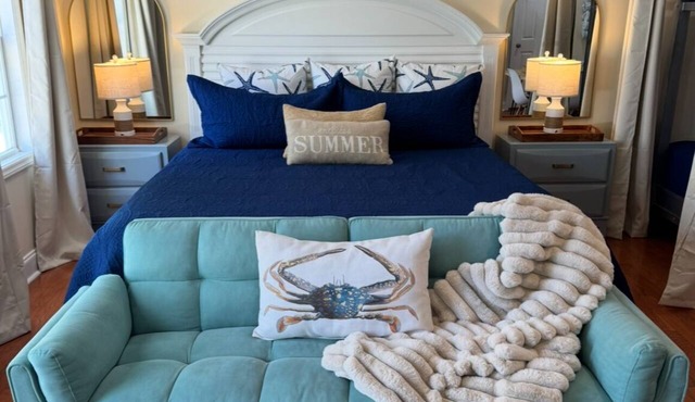 Sale! Coastal King Suite near concerts, downtown, beach, & UNCW. Pets welcome!