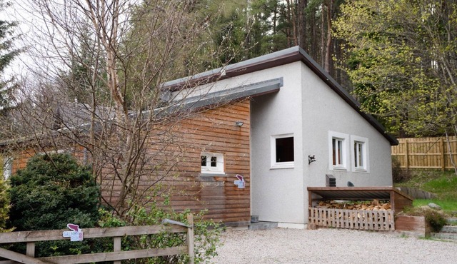Salmon Run Lodge - a lodge that sleeps 6 guests in 3 bedrooms