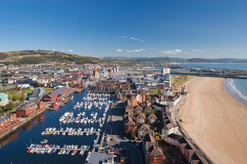 Salt House, Stunning Swansea Marina Townhouse Sleeps 12, Beach & Arena