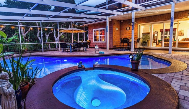 Salt water pool - jacuzzi - BBQ - walk to beach - large screened lanai