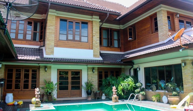 Salted pool luxury country villa near Bosang & Hot Springs with airport services