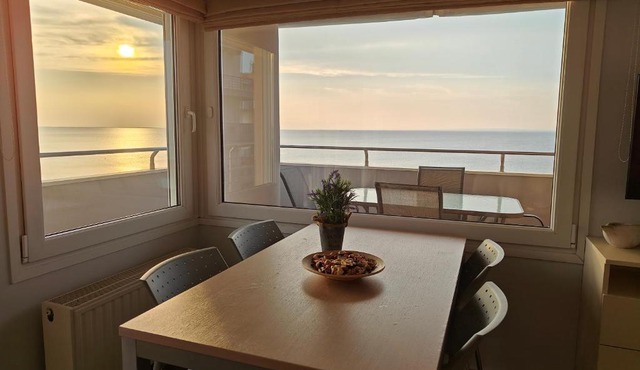 Salty Breeze Supreme Beachfront Apartment-Supreme Stay with free Parking