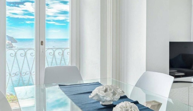 Salty Sky Flat is the perfect environment to wake up in the morning in a good mood thanks to its beautiful sea view that you can enjoy from the windows and from the private balcony, the novelty of the furnishings combined with the private parking will ma