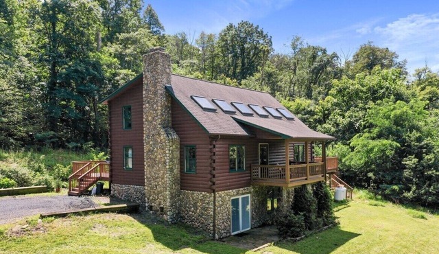Sampson's Lodge: Rustic w/Mountain Views & Hot Tub