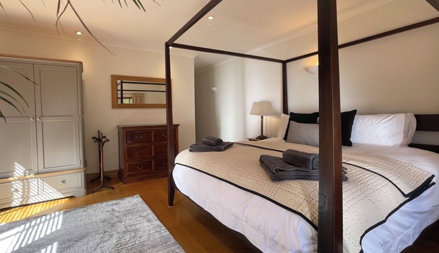 Sanctuary in the Surrey Hills, Secluded Woodland Cottage, Walking Cycling Nature