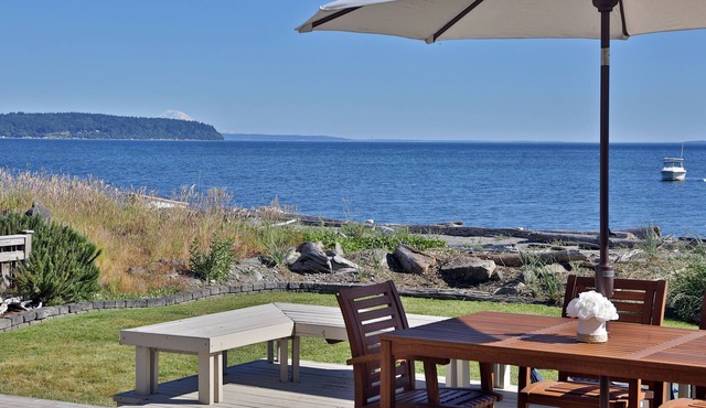 Sand Dollar Beach House on Sunlight Beach . right on the beach