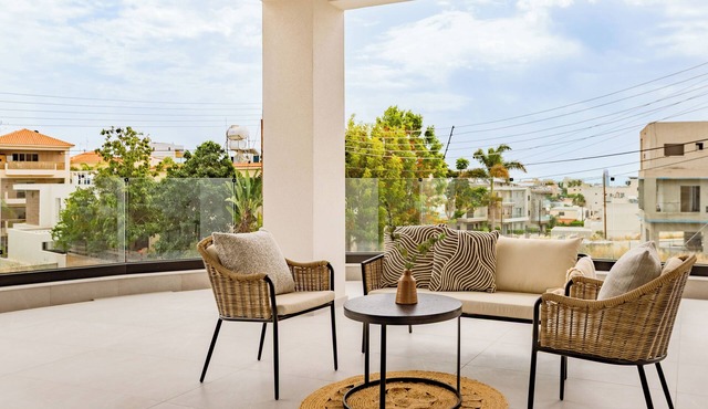 Sanders Eduardovich - Cozy 2-Bdr with Balcony
