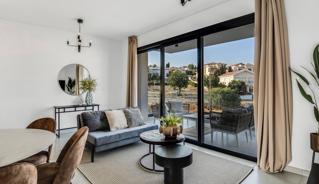 Sanders Elgio - Precious 3-Bdr Apt with Balcony