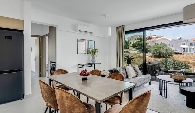 Sanders Elgio - Generous 2-Bdr Apt w Balcony