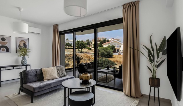 Sanders Elgio - Delightful 2-Bdr Apt with Balcony