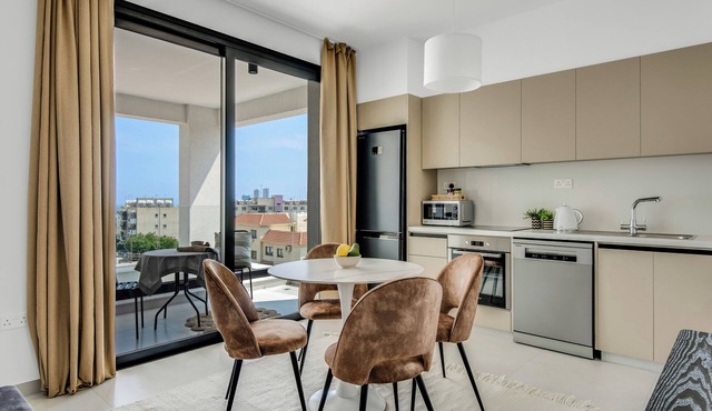 Sanders Elgio - Adorable Studio with Balcony