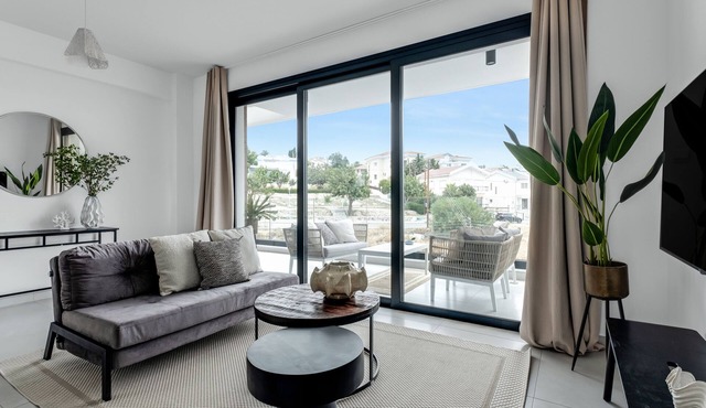 Sanders Elgio - Neat 3-Bdr Apt with Rooftop