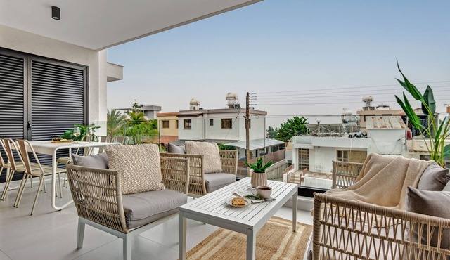 Sanders Only - Lovely 1-Bdr Apt with two Balconies