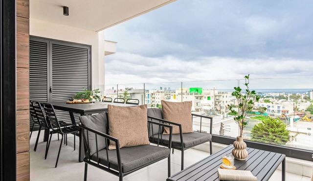 Sanders Only - Delightful 2-Bdr Apt with Balcony