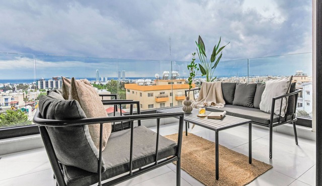 Sanders Only - Cute 2-Bdr Apt with Balcony