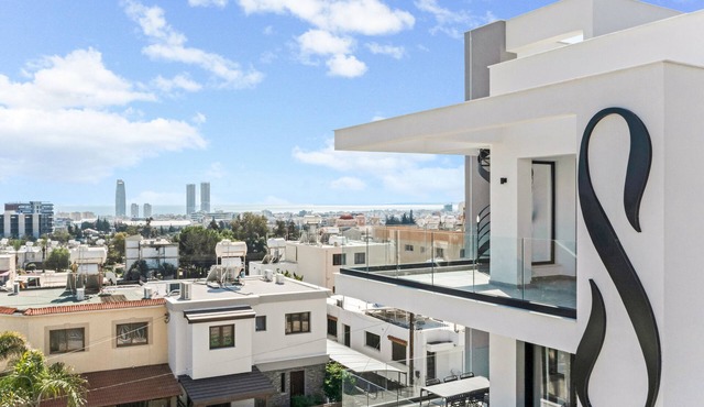 Sanders Only - Charming 2-Bdr Apt with Balcony