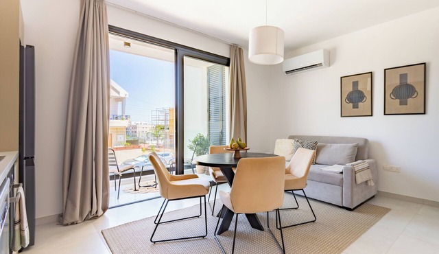 Sanders Only - Ideally Planned Studio with Balcony