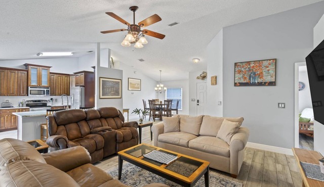 Sandpiper Path | Palm Coast | Dog Friendly | 9 Miles To The Beach | Close To Golfing & Restaurants