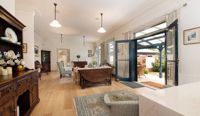 Sandringham Royale - A great Bayside home and close to everything