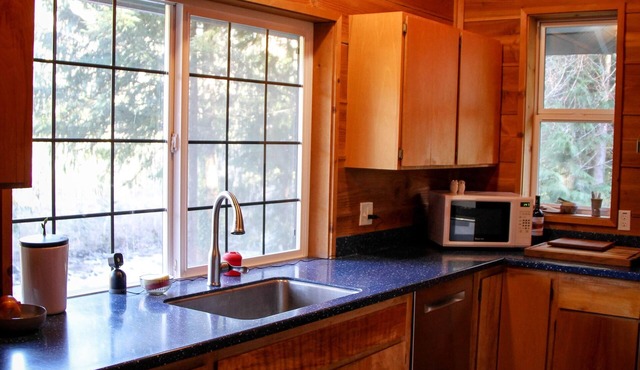 Sandy River's Hush, Cozy Cabin on 1.2 acres tucked above the Sandy River