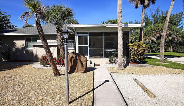 Sanibel Shores A2 Beautiful 2 bedroom Cottage short walk to the beach