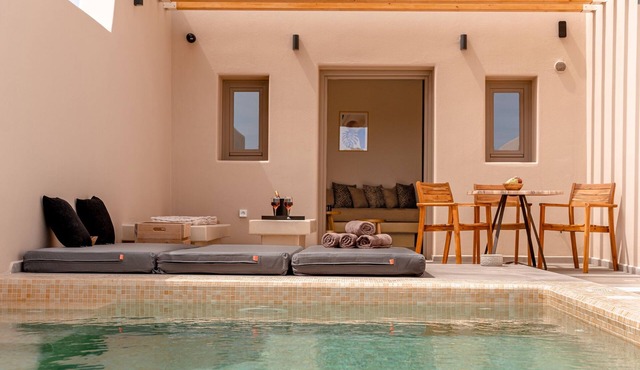 Santorini - Villa - Sleeps 5 - Pool - Parking