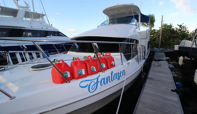 Sapphire Beach Houseboat Sleeps 6