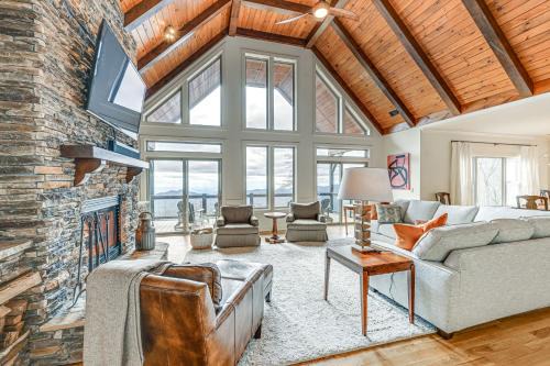 Sapphire Mountaintop Cabin w/Views & 2 Decks