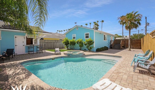 Sapphire: Updated 2 bedroom home with private pool, hot tub, cabana, outdoor