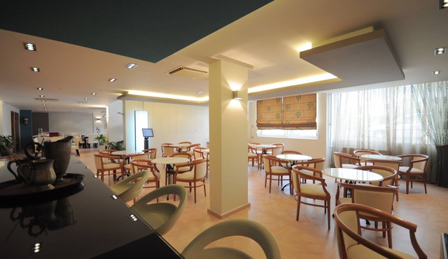 Saronis Hotel