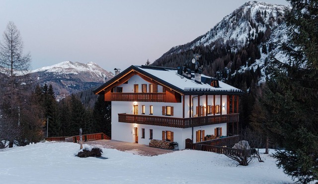 Sas Ciapel Apartment with Mountain Views, Shared Terrace and Wi-Fi