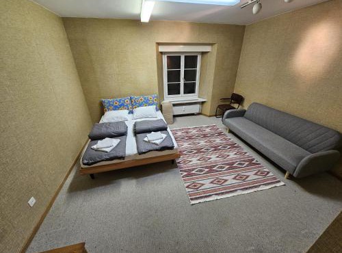 Saturn - Private Room with Private Toilet - Shared Kitchen and Shower - Chur Old Town