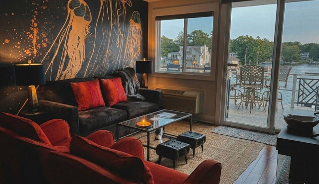 Saugatuck Couples Waterfront condo. Beach,hike, boat, kayak, Outdoor heated pool