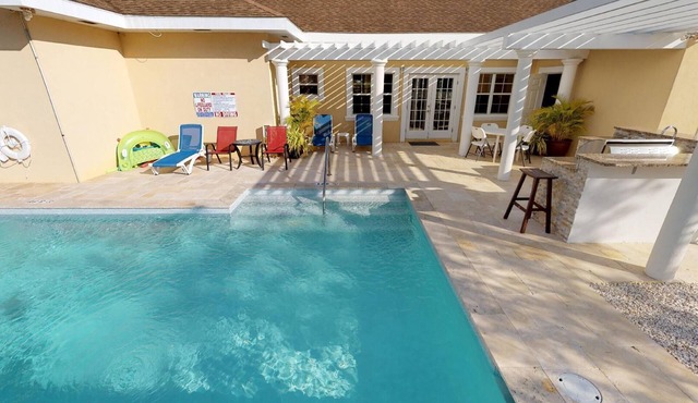Savhaven - 4 Bed, 4 Bath with Pool, Sleeps 8 (2 minutes away from Spotts Beach)