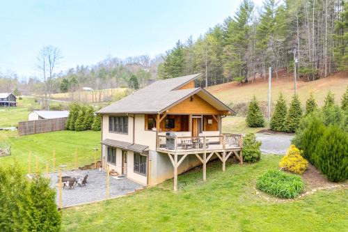 ‘Sawyer’s Cabin’ w/Hot Tub in Blue Ridge Mtns!