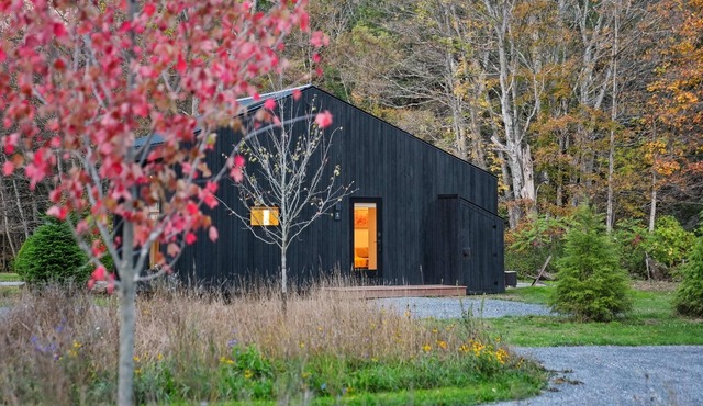 Scandi-Chic Luxury Loft Near Okemo With Solo Stove And EV Charger