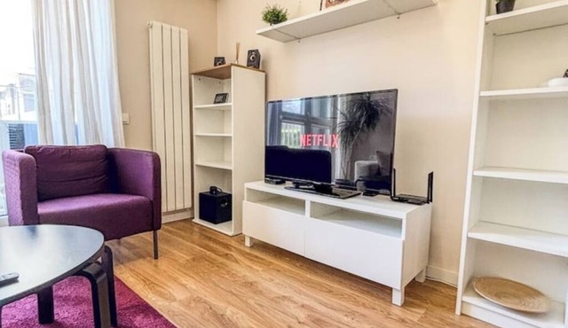 Scandi-Style Suite Near Airport, Metro & Expo – Work & Relax in Comfort