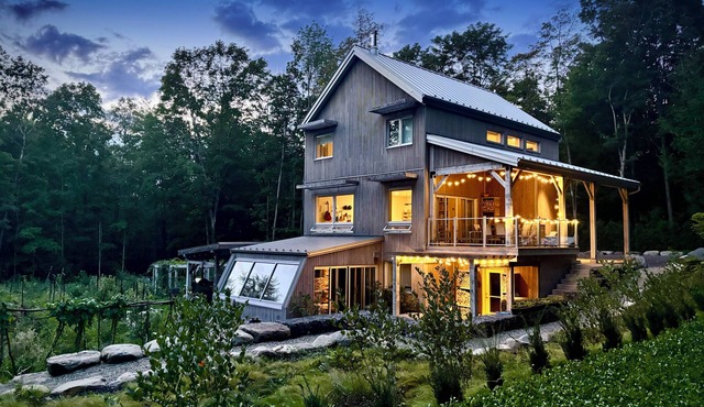 Scandinavian 2-Storey Chalet at the Foot of Mt. Shefford, Scandinavian 2-Storey Chalet at the Foot o