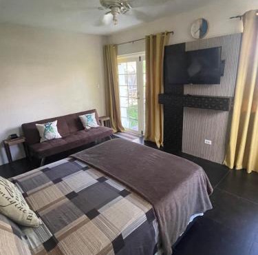 Scarlett Studios 1-US EMBASSY & America Uni 7 Mins Drive- Lloyd Erskine Centre & Ross Uni 5 Mins Drive - Holidays-The 1 Night Res Inc AIRPORT & EMBASSY Round Trip Breakfast Optional -Choose Opt 2 For Car Rental with Accommodation