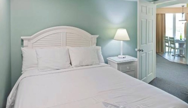 Scenic 2BR City View Condo – Pool, Kitchen, Easy Drive to Dining & Shops
