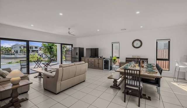 Scenic 5-Bed Riverview Classic & Relaxing Escape